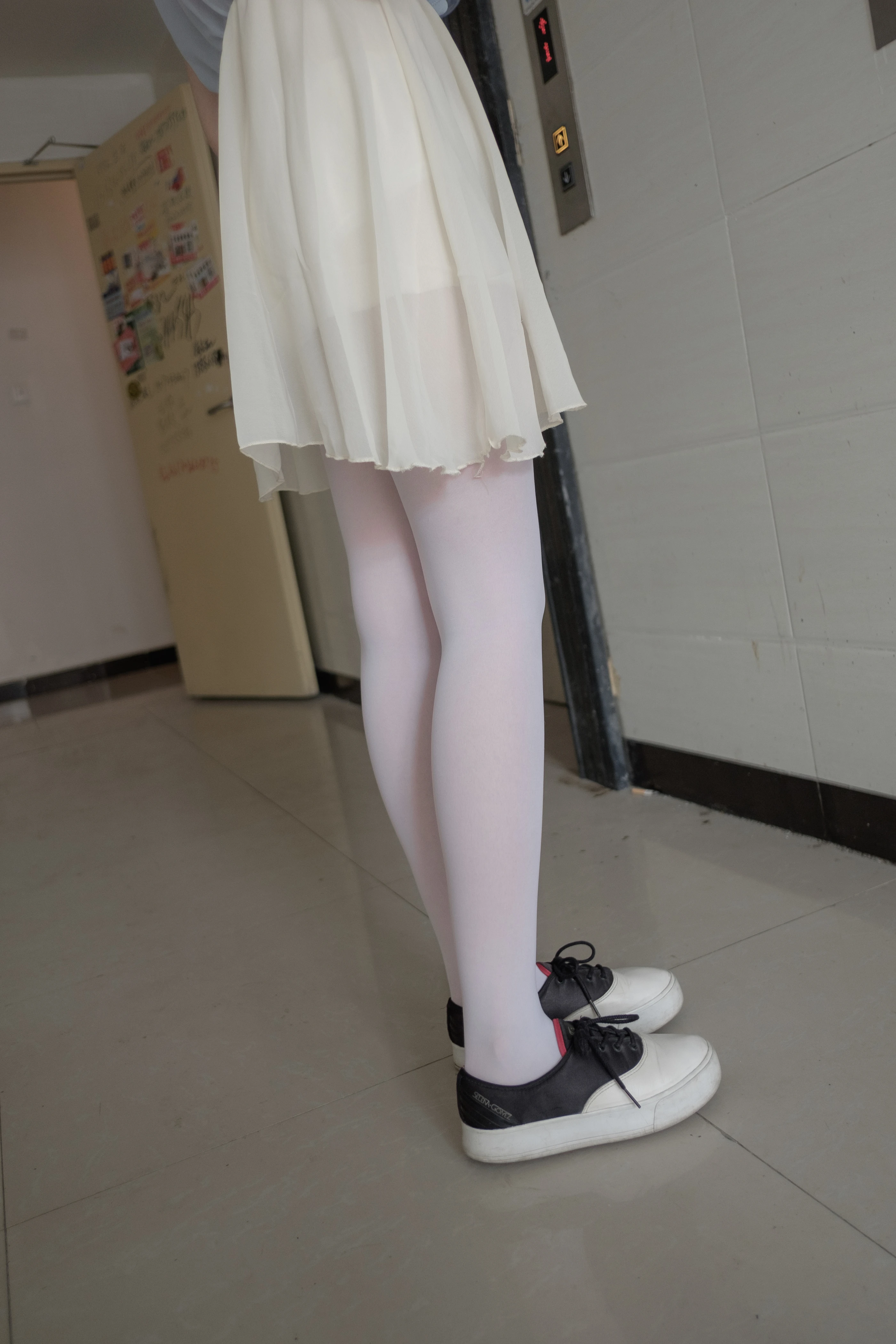森萝财团 [R15-007] 窗台上的薄纱少女 [83P]插图2